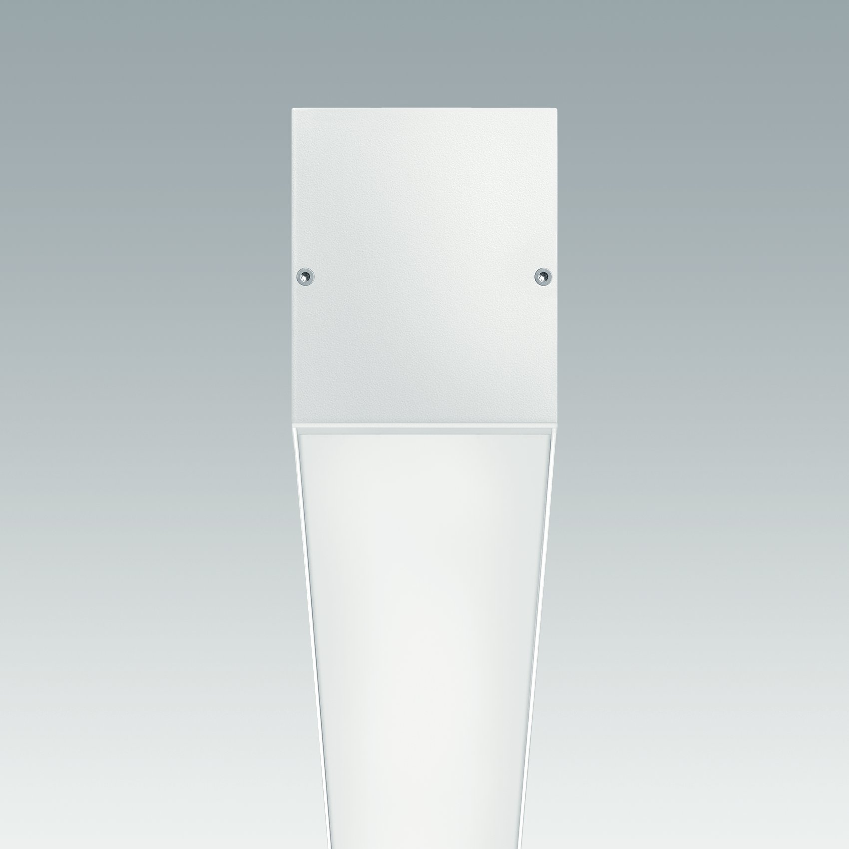 Moderne wandverlichting voor buitentoepassingen met een strak, minimalistisch ontwerp. Het biedt efficiënte verlichting met minimale verblinding voor paden en gevels.