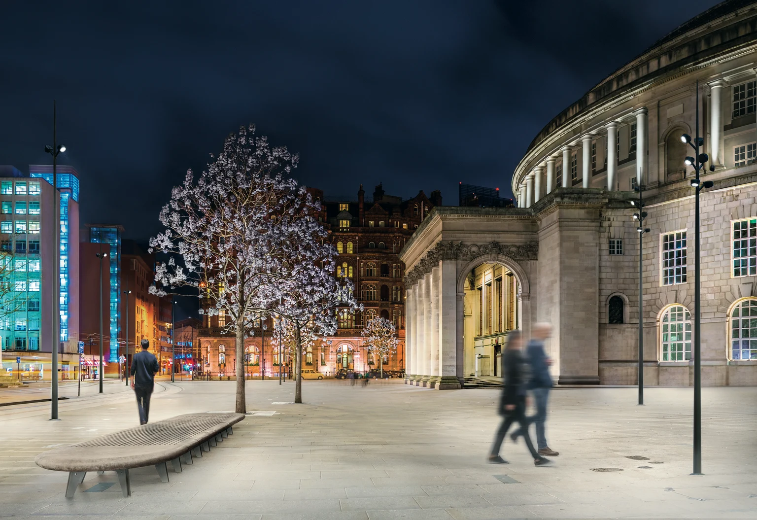 Projecteur Contrast éclairant une place, permettant aux piétons de circuler librement et en toute sécurité.