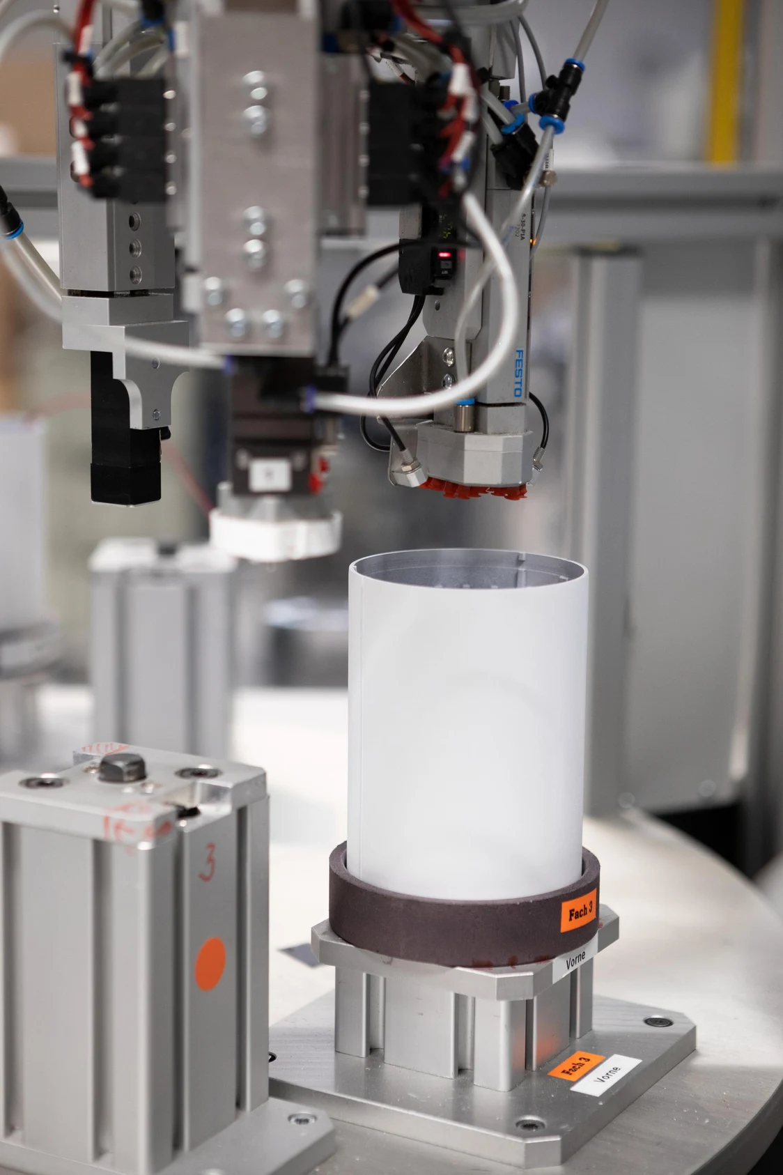 Eine Produktionsmaschine fertigt Bauteile für die Leuchte VIVO II an.