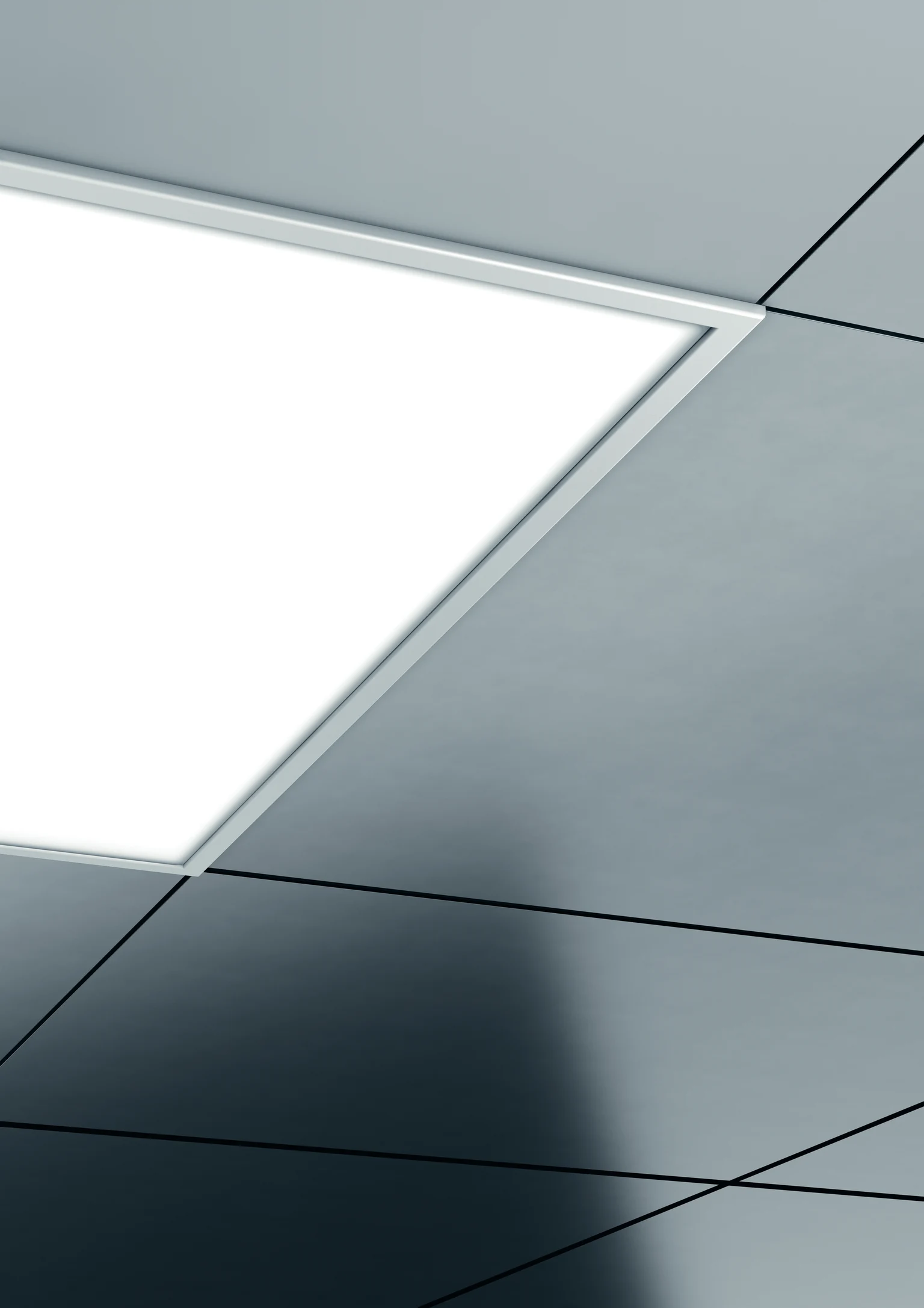 Un luminaire encastré CLEAN II installé sur un plafond sombre assure un éclairage homogène et sans éblouissement dans un espace intérieur moderne.