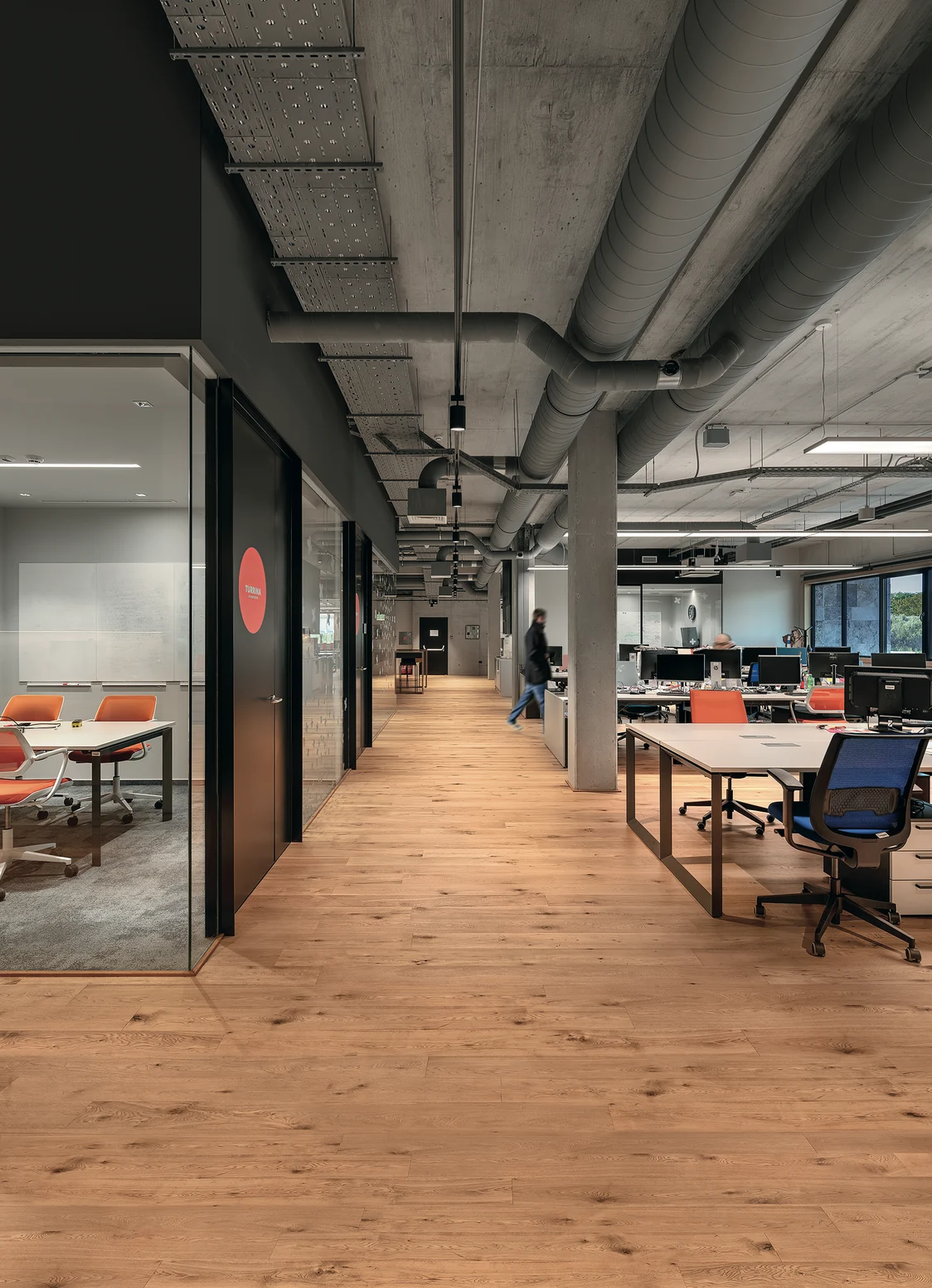 : Das DIMLITE Pro G2 Beleuchtungssystem beleuchtet ein modernes Großraumbüro mit gleichmäßigem, blendfreiem Tageslichtcharakter.