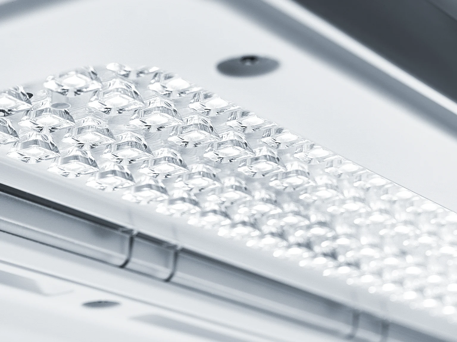 Panoramica dettagliata della lampada CRAFT II, argento lucido