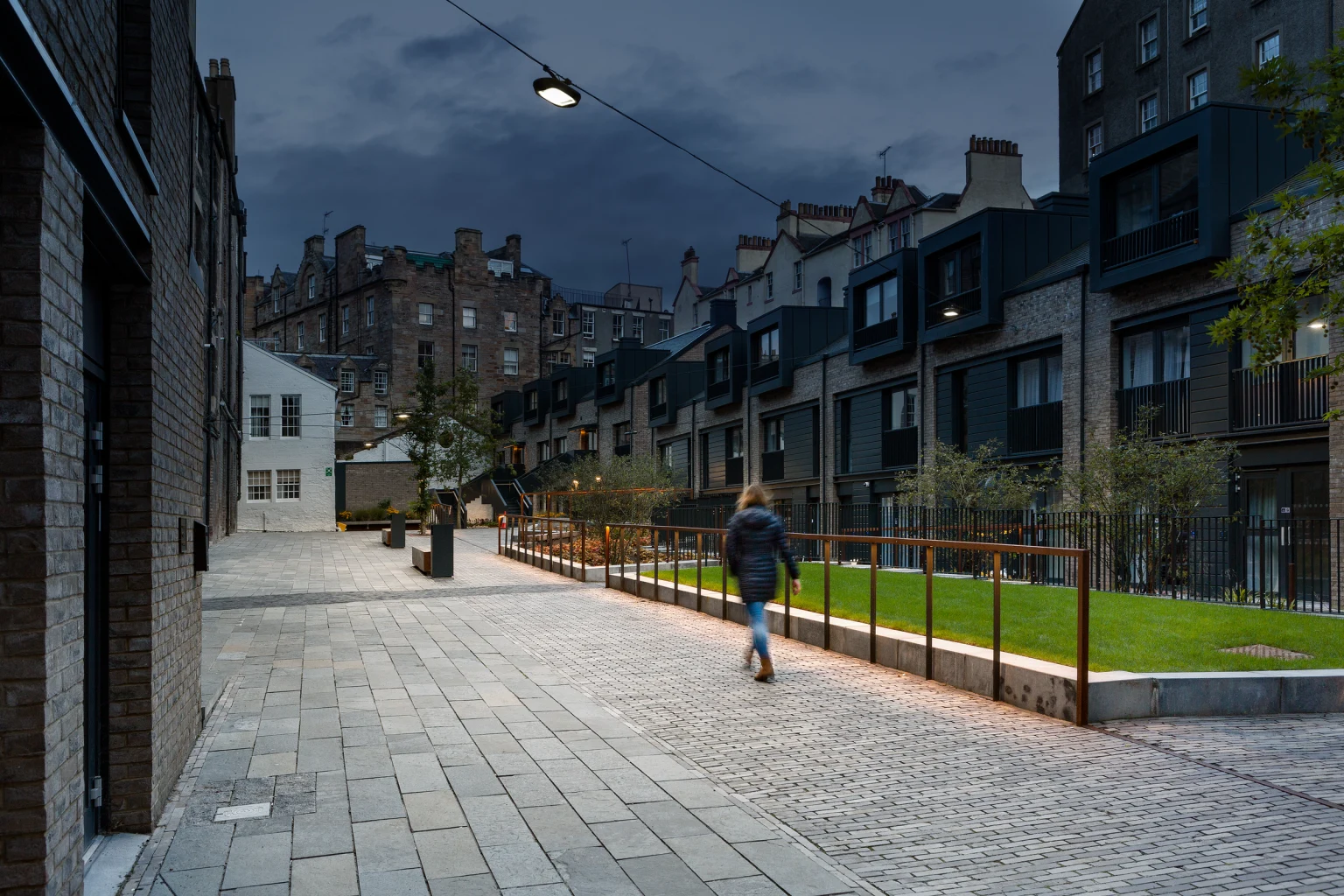 Les luminaires modernes délivrent une lumière uniforme le long des allées et des espaces verts, garantissant visibilité et confort aux passants.