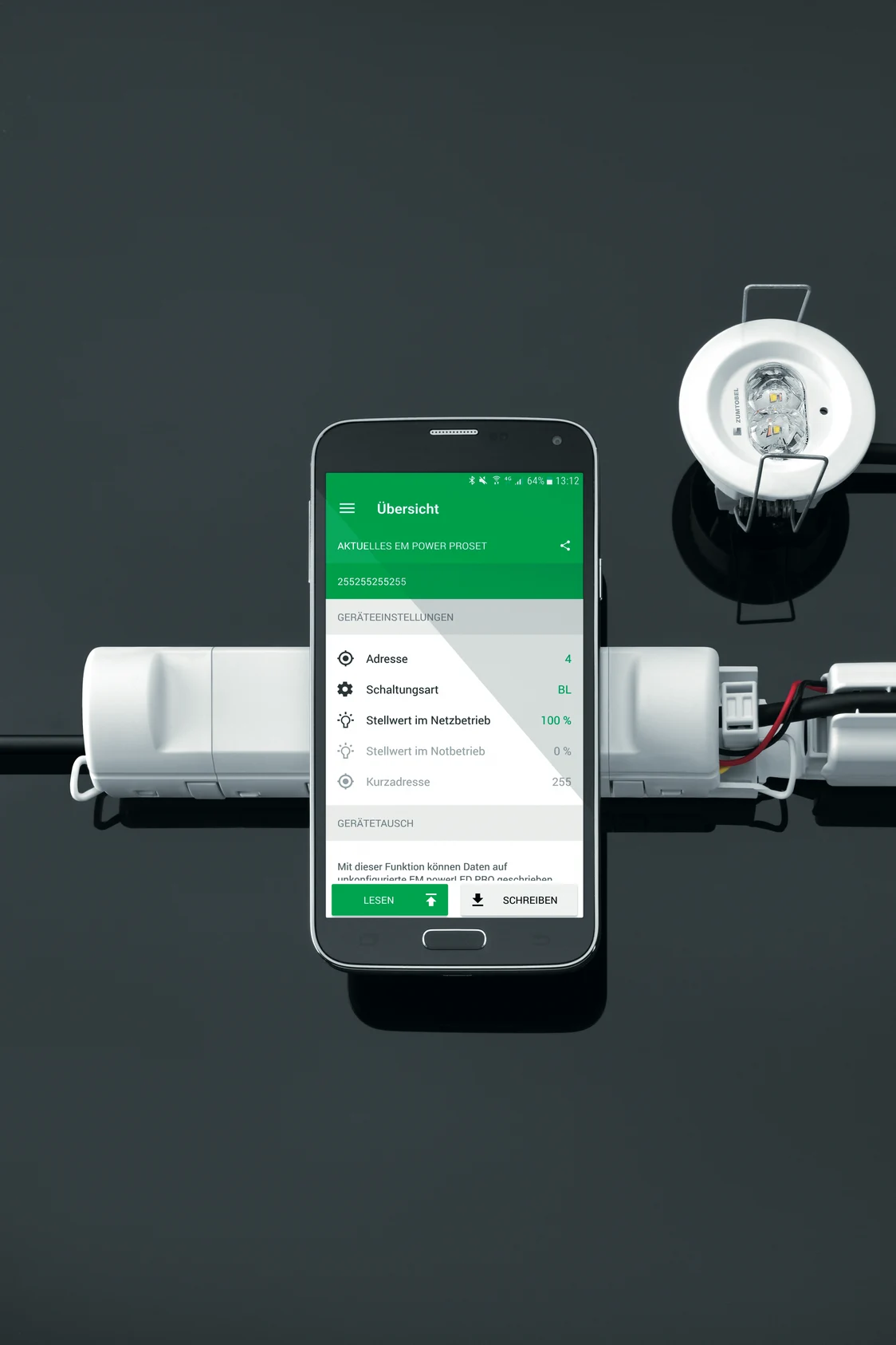 Das Beleuchtungssystem PROset Tools zeigt eine mobile Steuerung auf einem Smartphone neben einer weißen, eingebauten LED-Leuchte.