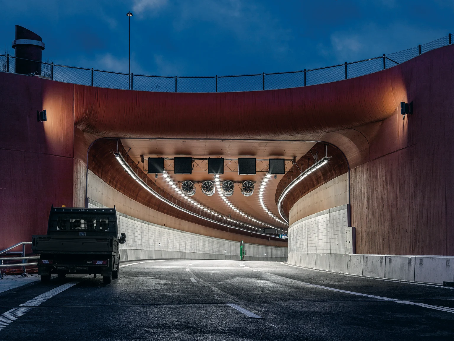 Einfahrt des Tunnels in Göteborg mit einem LKW im Bild sowie GTLED Pro von Thorn Lighting