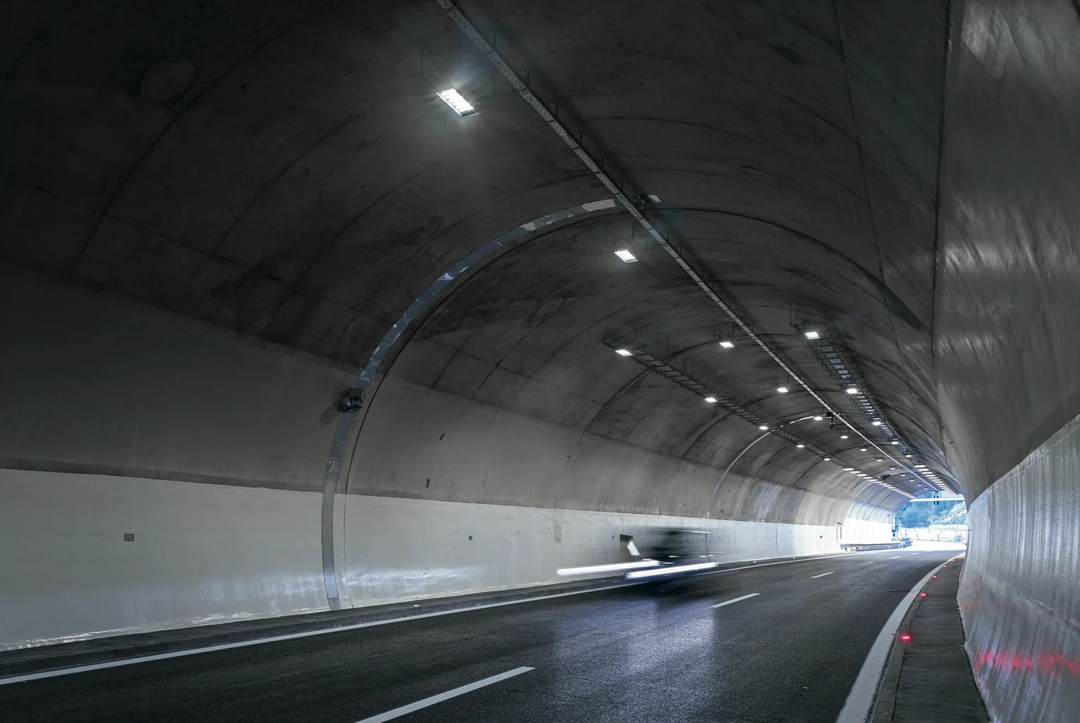Eselsteintunnel mit Sicht auf den Ausgang, der natürliches Tageslicht zeigt