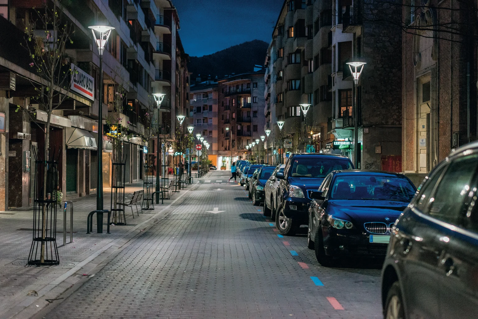 Eine städtische Straße in Spanien, die sanft beleuchtet ist, um die Sicherheit der Fußgänger zu erhöhen