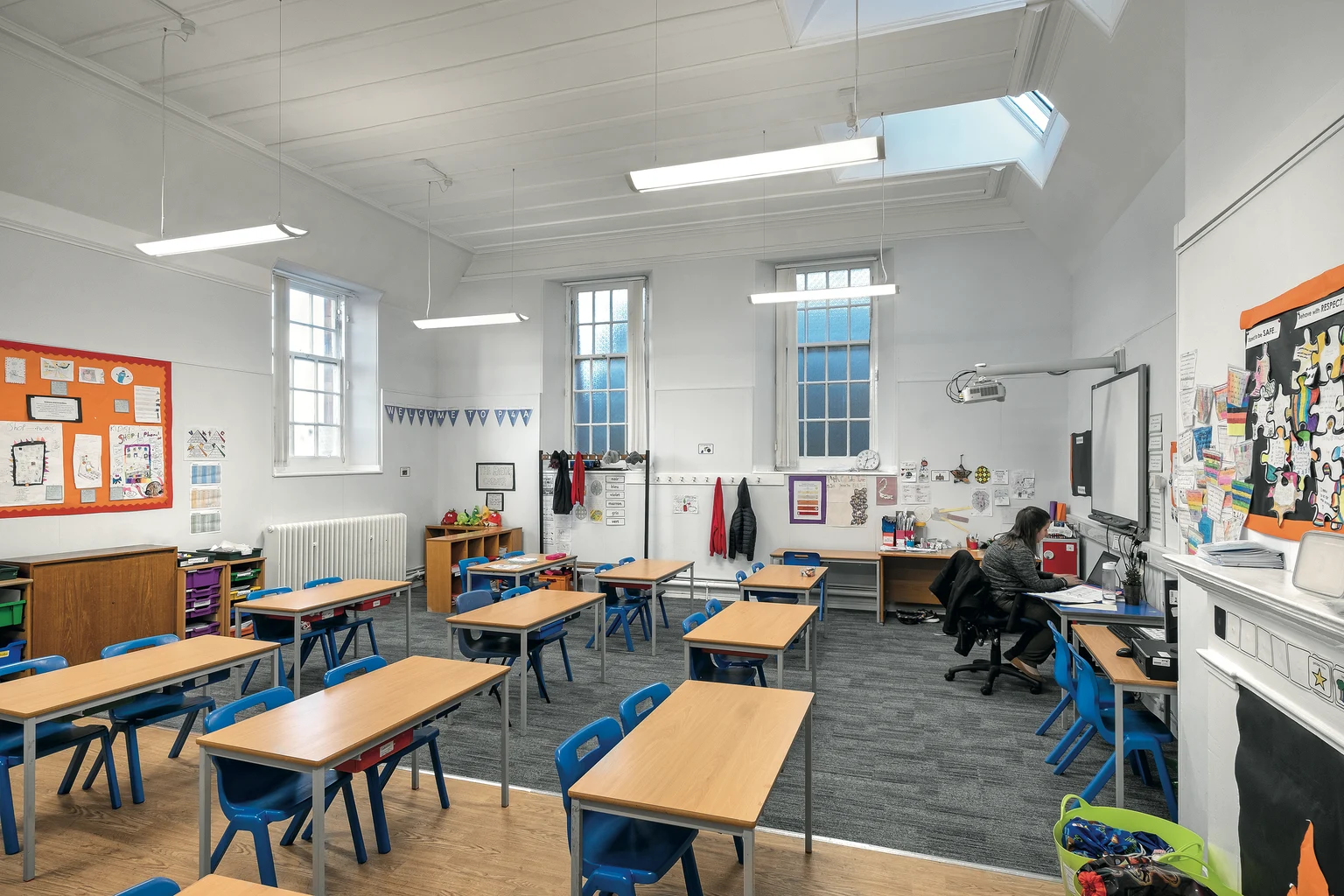 Klaslokaal op de Broughton Primary School, waar de leraar zich voorbereidt op de volgende les