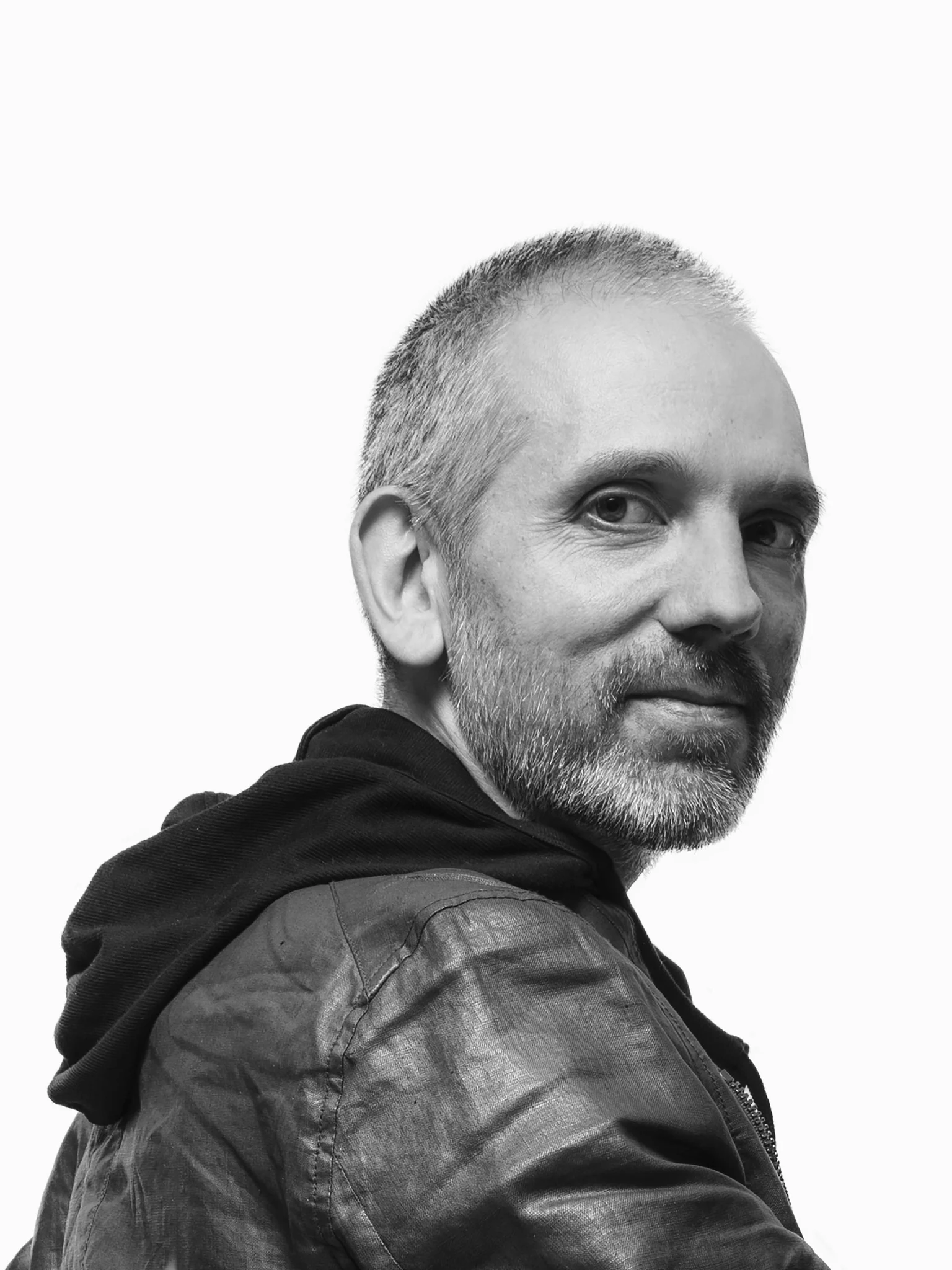 Harald Gruendl en veste de cuir noire avec éclairage Zumtobel, vue de côté, visage flou, Zumtobel