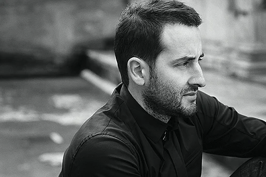 Das Bild zeigt Chris Redfern den legendären Designer der PANOS Leuchte von Zumtobel.