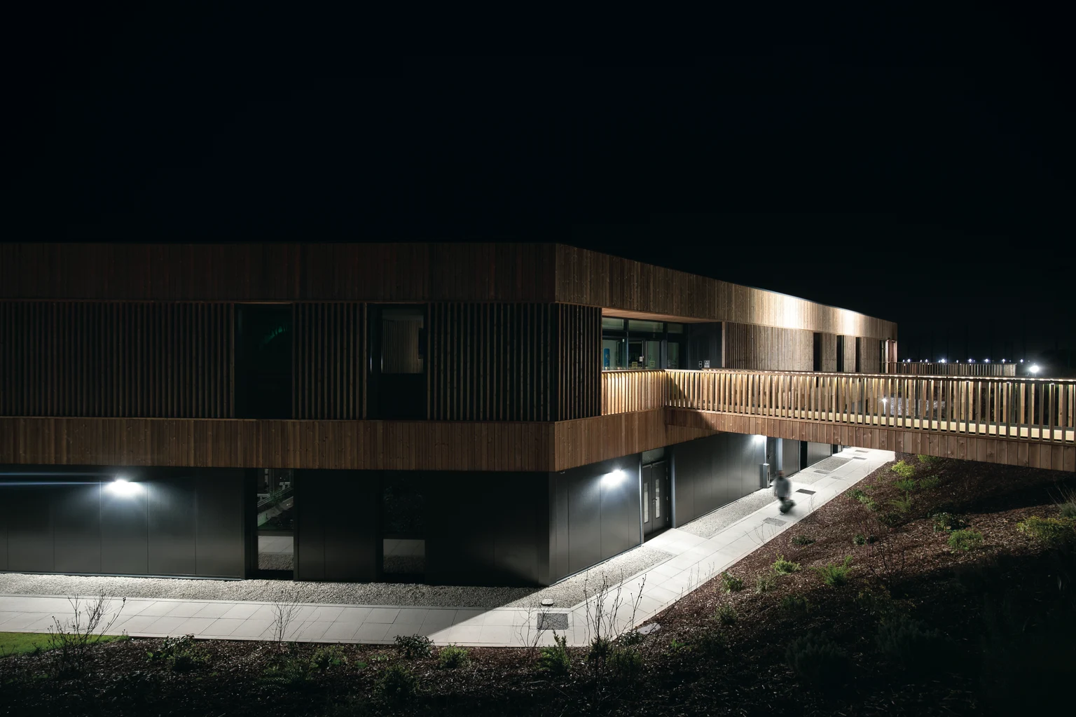 Ein Bürogebäude, das in der Dunkelheit zur Sicherheit beleuchtet wird