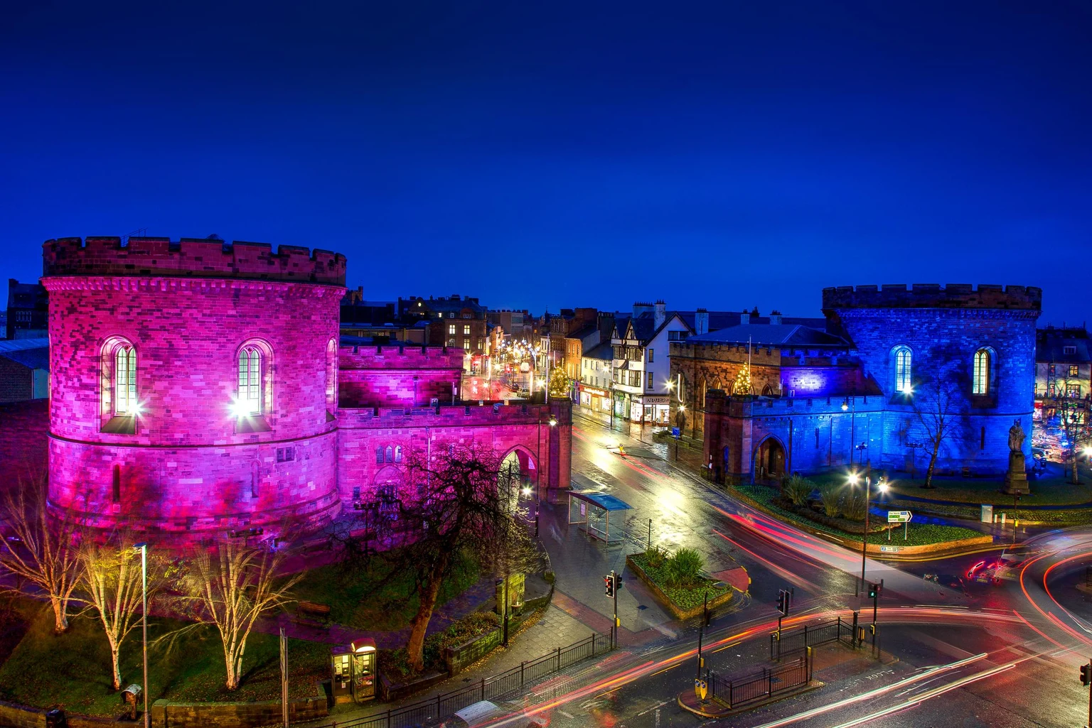 La citadelle de Carlisle de nuit, avec les bâtiments éclairés en rose et bleu par Thorn Lighting