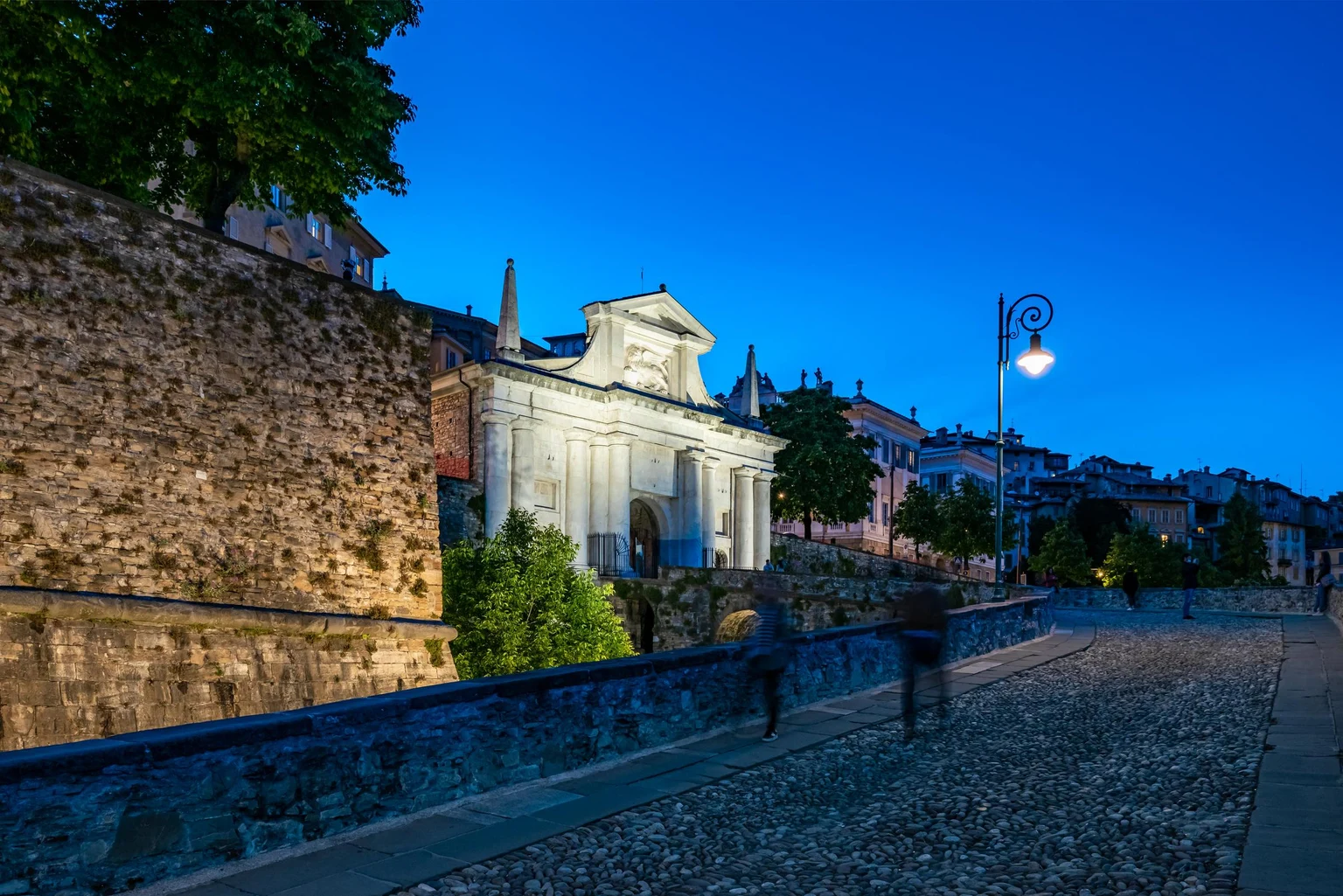 Mura di Bergama, avec un éclairage subtil pour illuminer l’avant de la façade afin de créer un attrait visuel