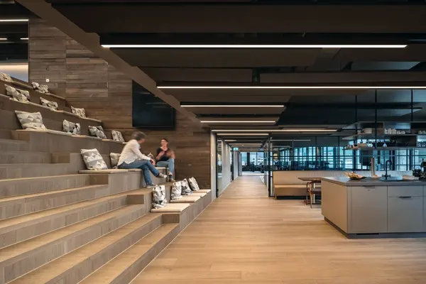 Bureau moderne du Bureau de l’économie avec un éclairage de bureau innovant de Zumtobel dans l’atrium