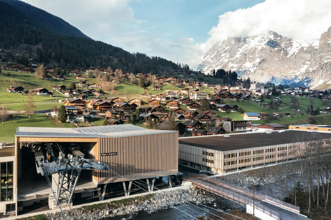 Seilbahnstation in den Alpen mit moderner Architektur und Berglandschaft Zumtobel