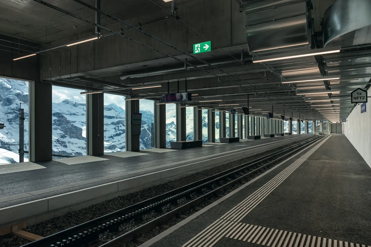 Tunnel avec escalier roulant du V-Bahn