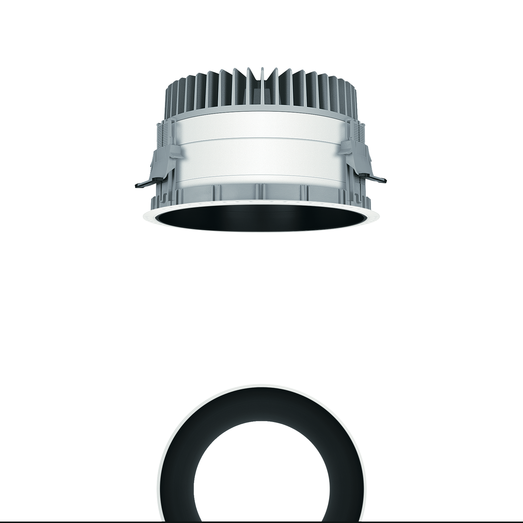 Eine runde LED-Deckeneinbauleuchte mit silbernem Kühlkörper und weißem Diffusor, die für eine gleichmäßige, effiziente Beleuchtung sorgt. Die Leuchte ist vor schwarzem Hintergrund dargestellt.