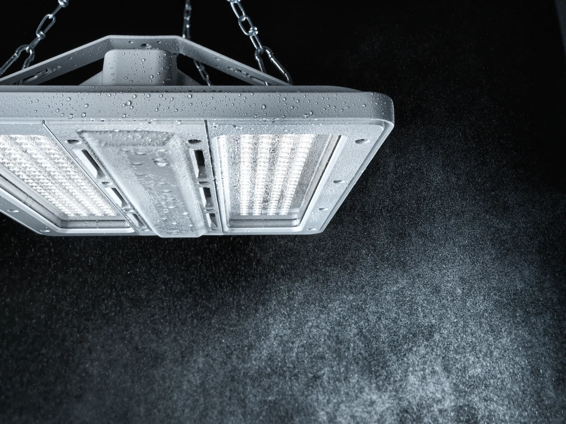 La lampada CRAFT, realizzata in materiale robusto, offre un'illuminazione a LED uniforme e potente in un ambiente resistente all'umidità, in una stanza buia.