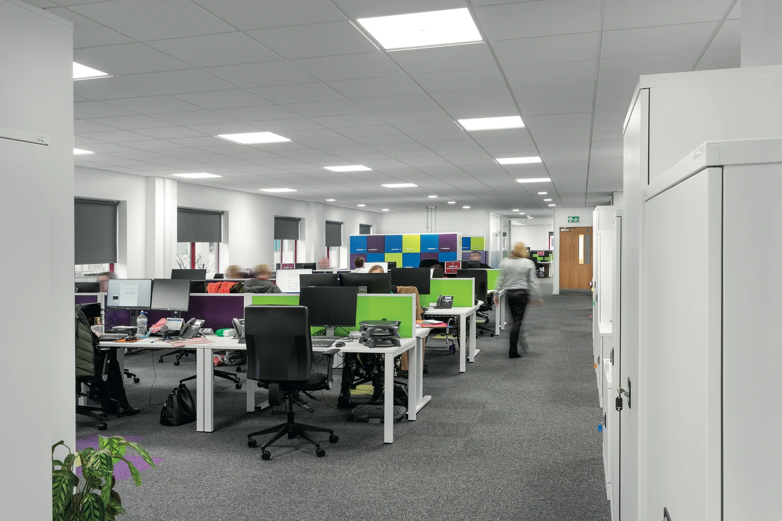 Solution d'éclairage modulaire encastrée Omega Pro 2 pour bureaux par Thorn Lighting