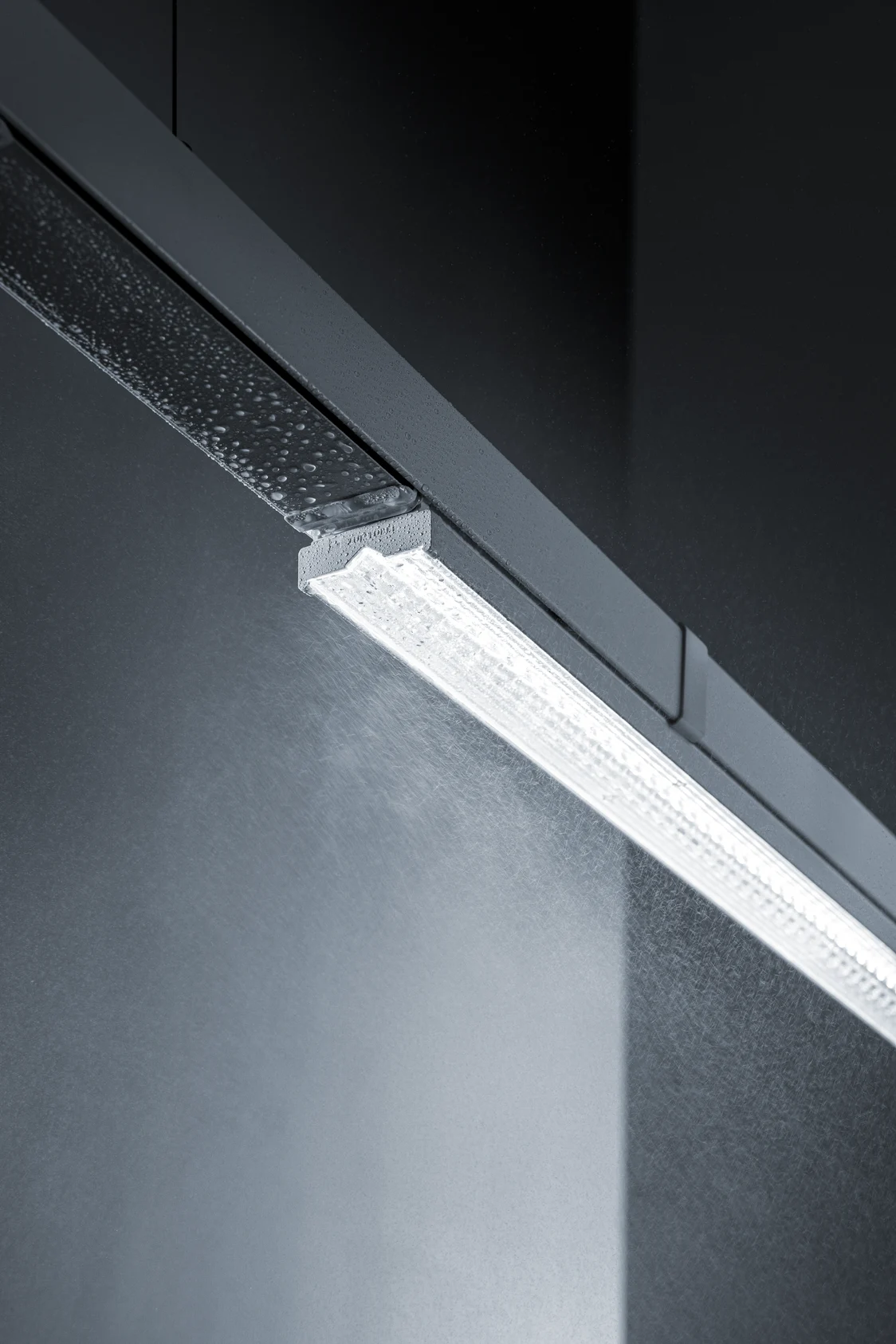 La réglette d’éclairage TECTON IP64, protégée contre les projections d’eau, est ici montrée en conditions humides. Malgré cela, le luminaire reste pleinement fonctionnel.
