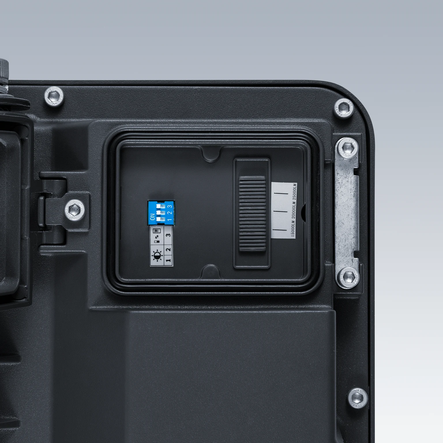 Ein Bild, das den CCT-Schalter auf der Rückseite der Leo-Flutlichtleuchte zeigt