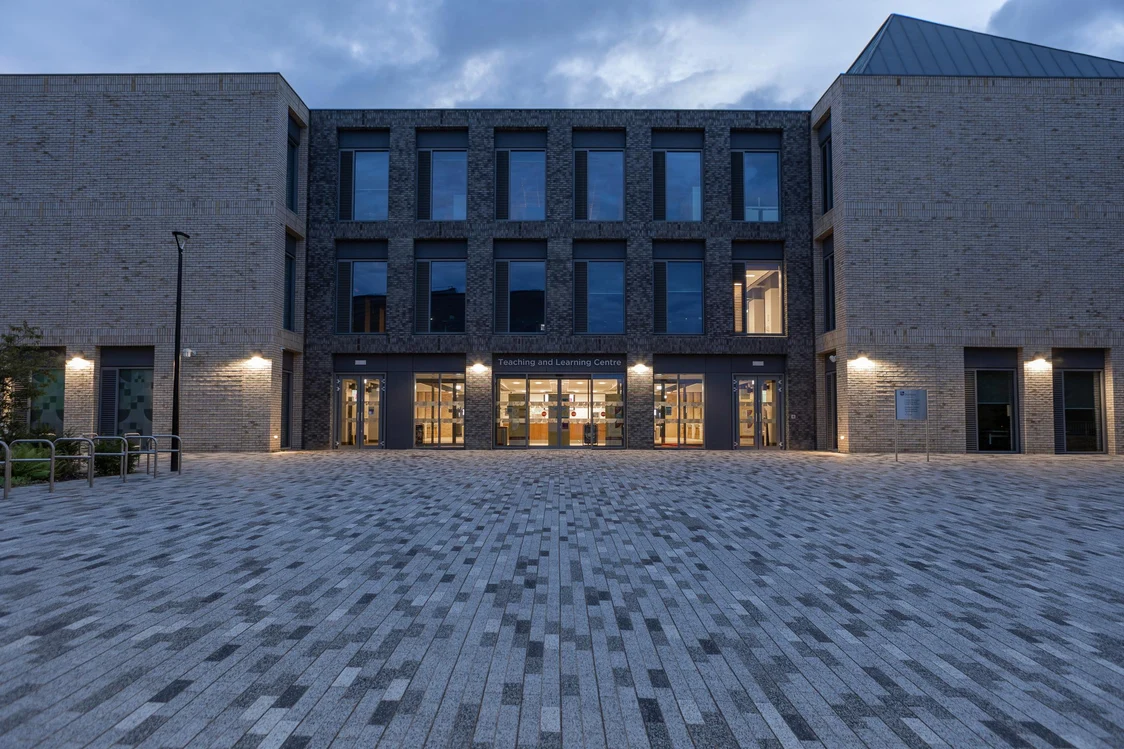 Verkeersgebied op een universiteitscampus buiten met zachte verlichting