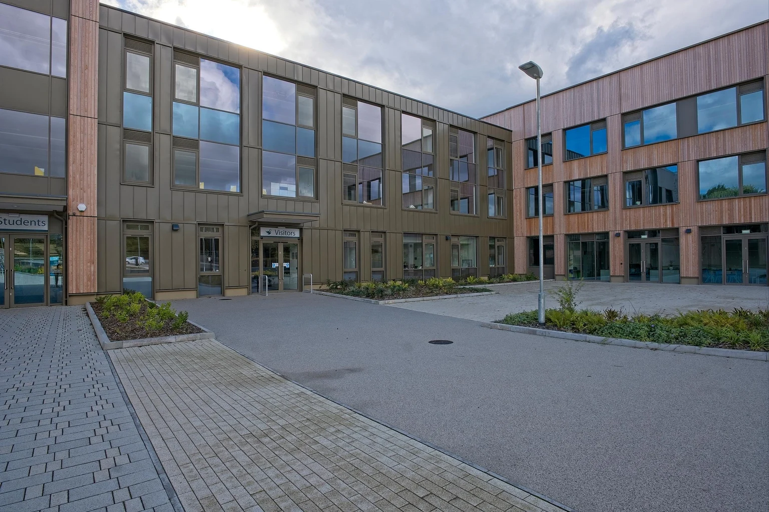 Una soluzione che fornisce un'illuminazione adeguata all'esterno di una scuola secondaria, garantendo sicurezza e orientamento.