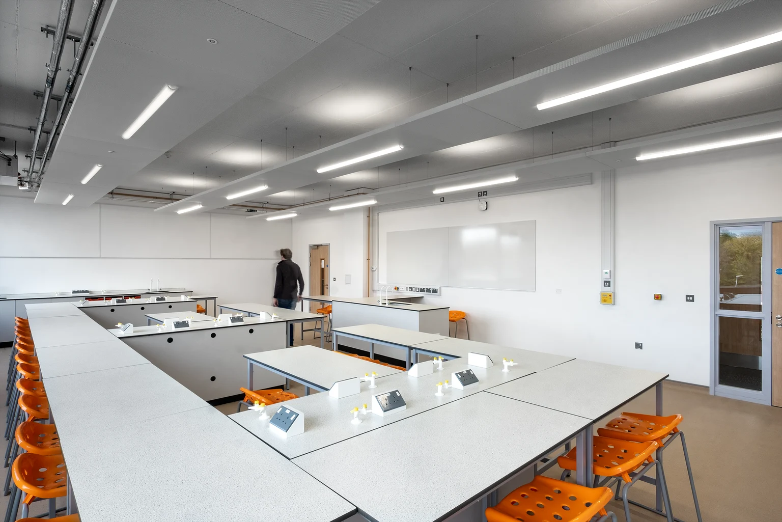 Een klaslokaal voor natuurwetenschappen met oranje krukken op de Swan School in Oxford