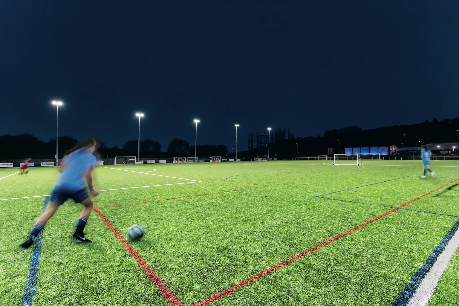 Een klaslokaal aan de universiteit met meerdere bureaus, opgesteld voor discussies en groepswerk