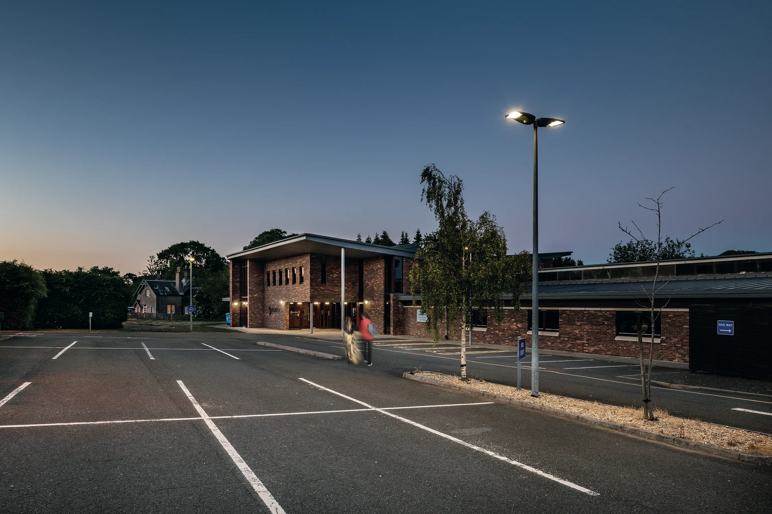 Parkeerplaats van Select Trade Association, verlicht bij schemering