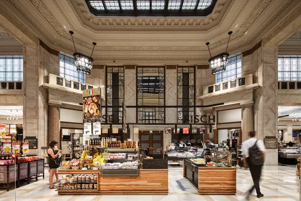 Élégant rayon épicerie fine Interspar dans le bâtiment Haus am Schottentor avec une solution d'éclairage Zumtobel