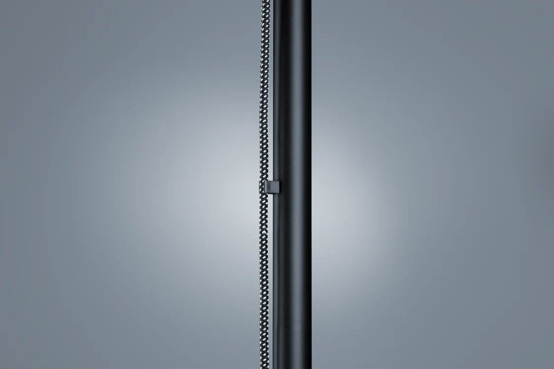 Luminaire LED CANDILEA avec design noir élancé, illuminant un espace minimaliste.