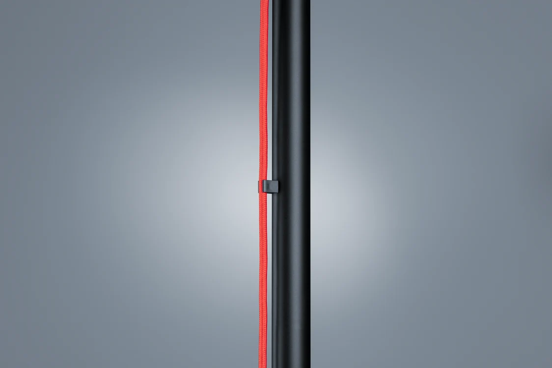 Le luminaire CANDILEA arbore un design noir élancé, rehaussé d’un accent rouge vertical qui parcourt toute sa hauteur, ajoutant une touche résolument contemporaine.