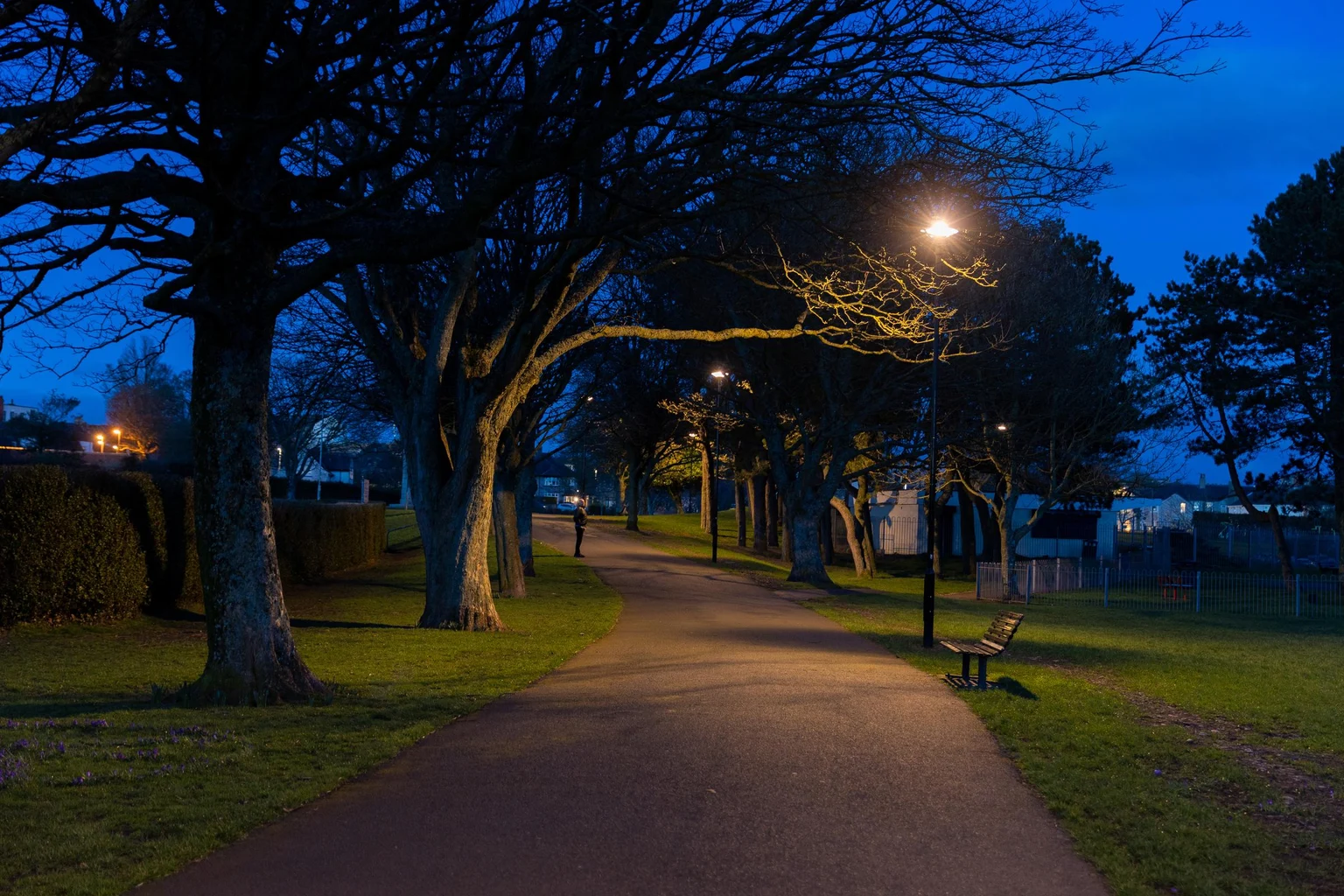 Vulcan Park, Workington con un sentiero illuminato da una luce al crepuscolo