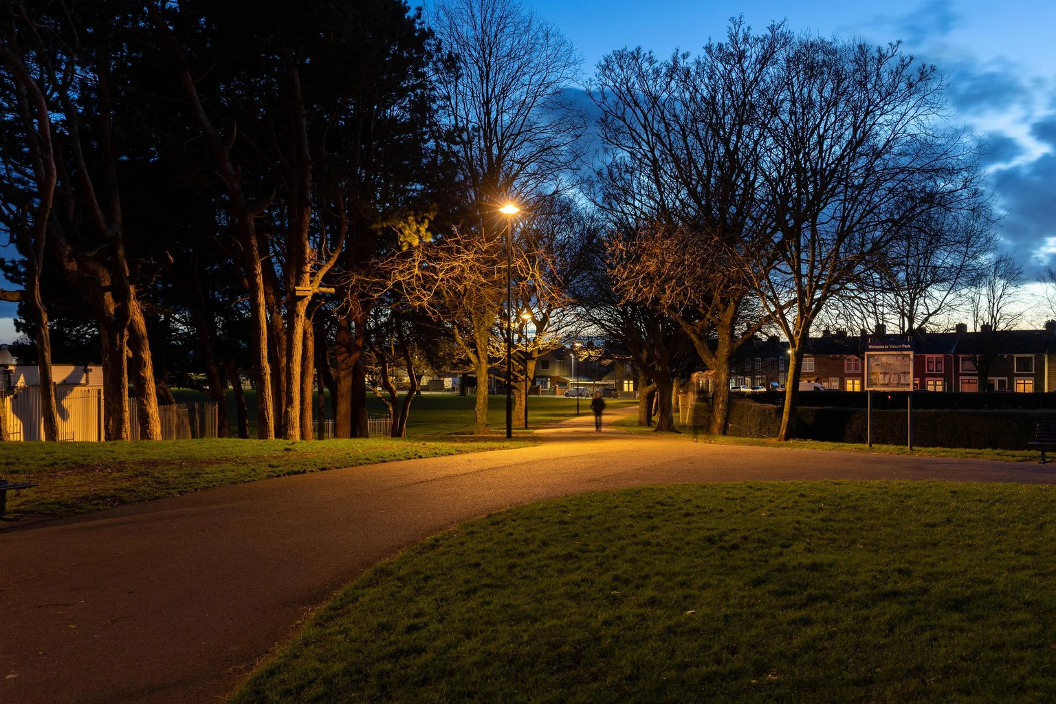 Vulcan Park in Workington in den Nachtstunden mit Bäumen entlang des Weges und dezenter Beleuchtung für die Sicherheit