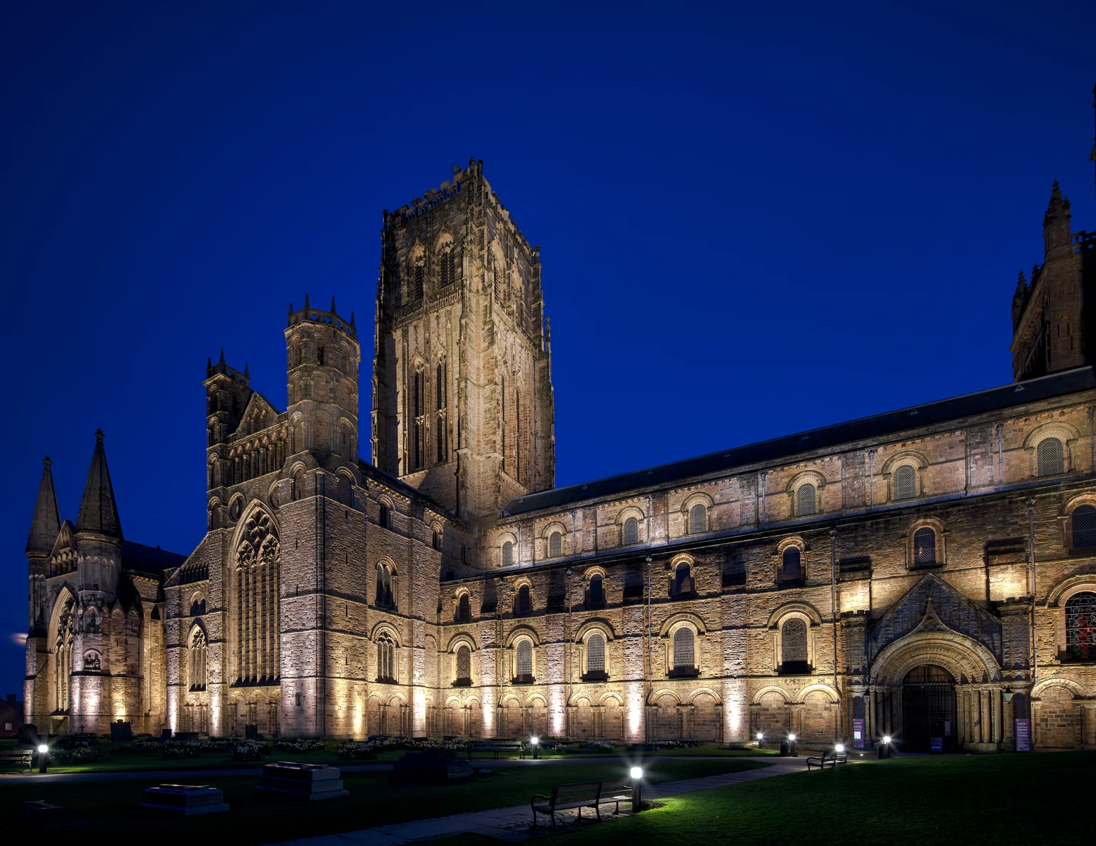 La Cattedrale di Durham viene illuminata di notte con proiettori architettonici