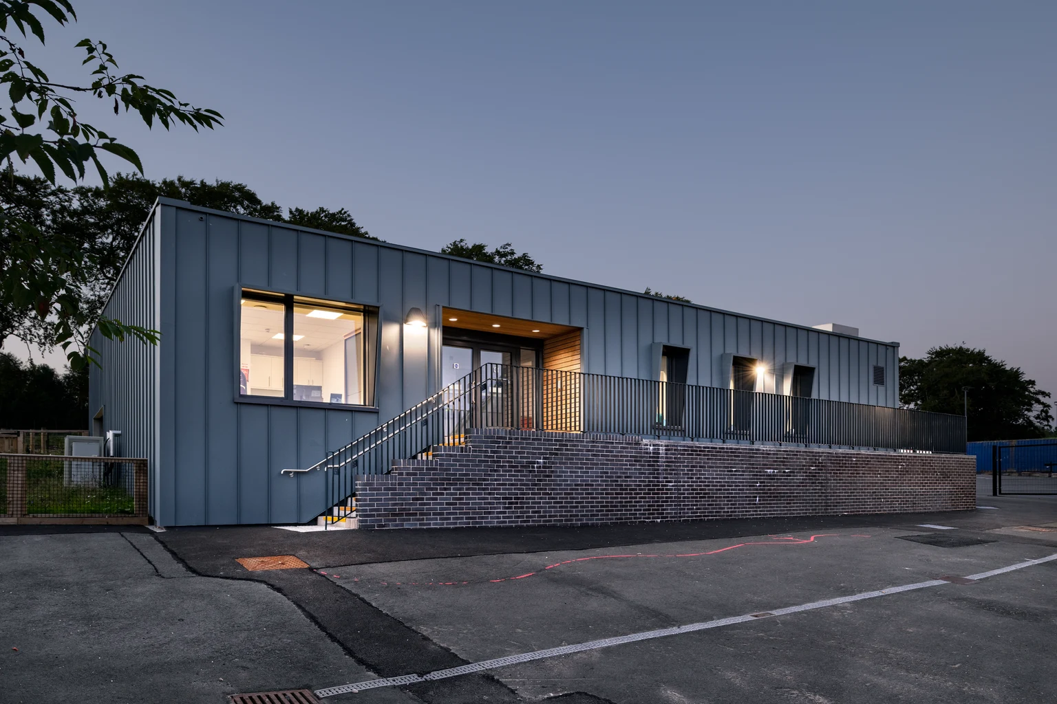 Het buitenterrein rond een gebouw van de Blackridge Primary School 's nachts