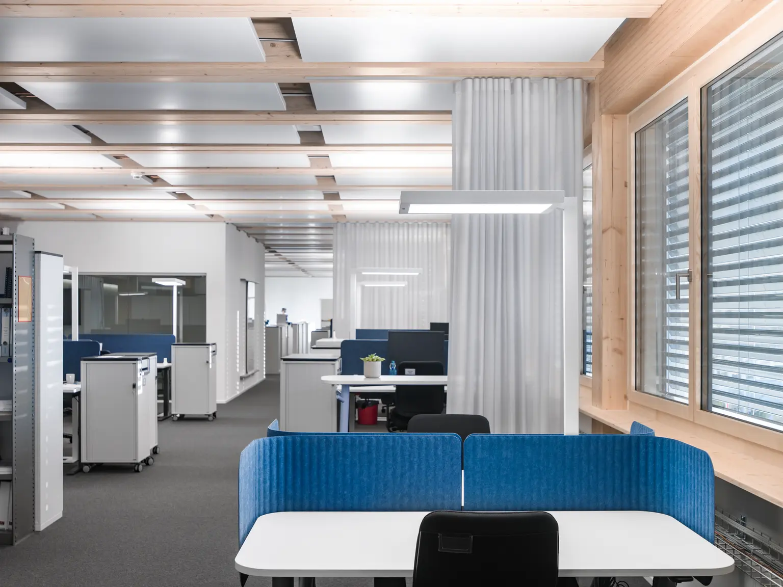 Bureau avec le lampadaire EPURIA entre les bureaux