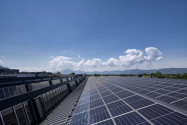Ein Solarpark unter blauem Himmel für solarbetriebene Beleuchtung. 