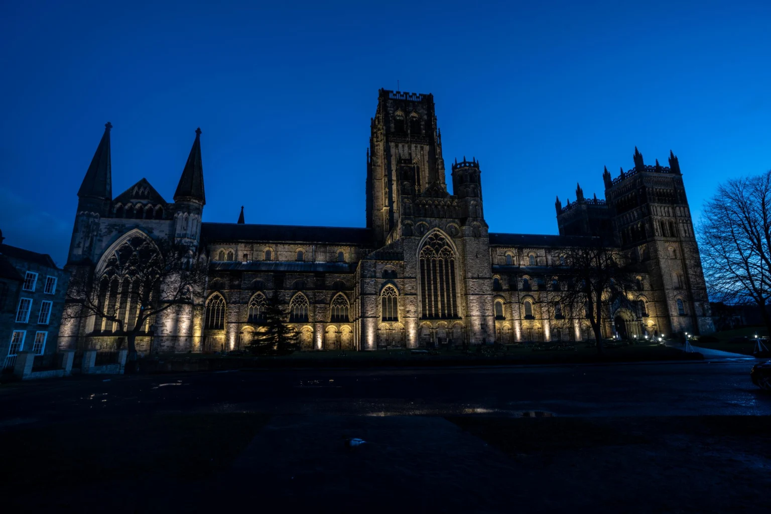 Vorderansicht der Kathedrale von Durham bei Nacht