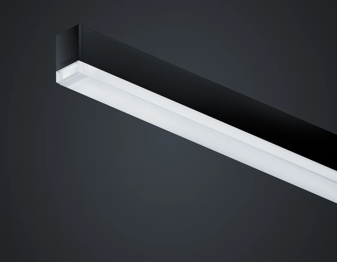 Le luminaire SLOTLIGHT infinity II assure un éclairage homogène et sans éblouissement dans un intérieur moderne et élégant.