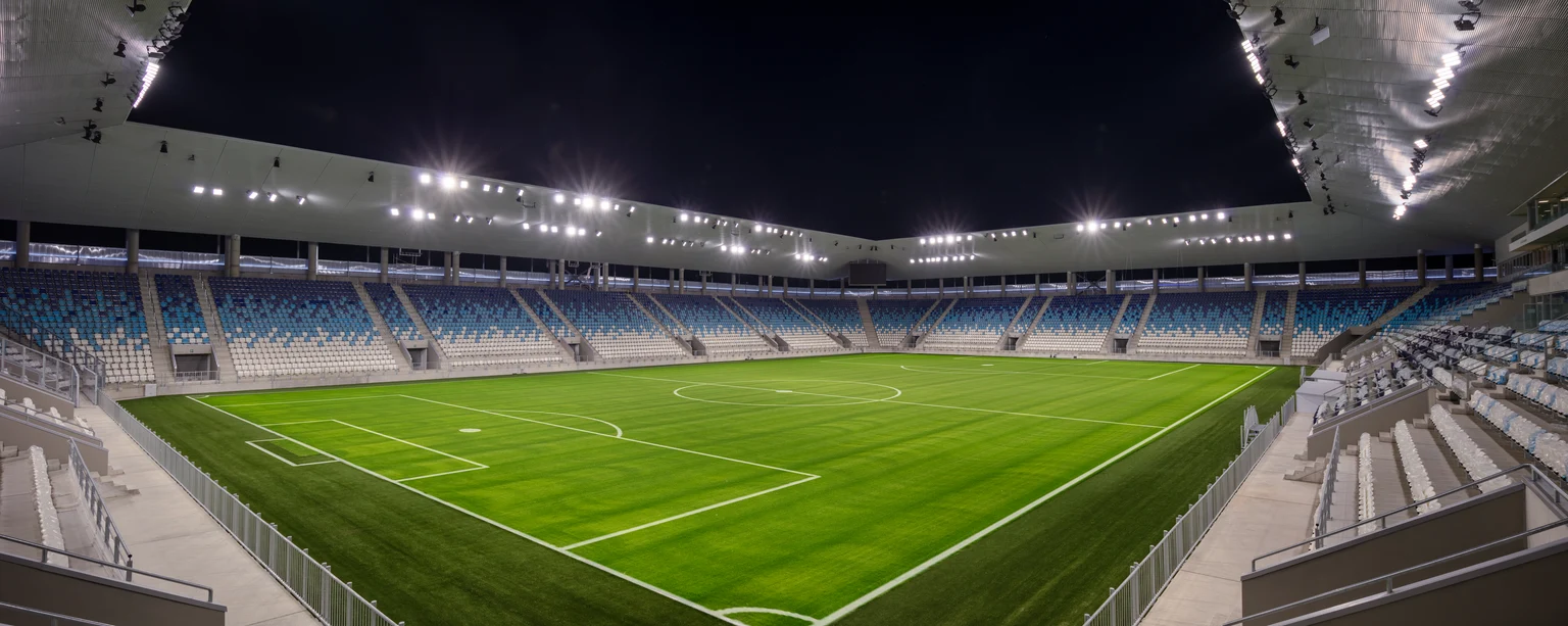 Beleuchtung eines UEFA-Stadions der Kategorie 4 mit Altis von Thorn Lighting