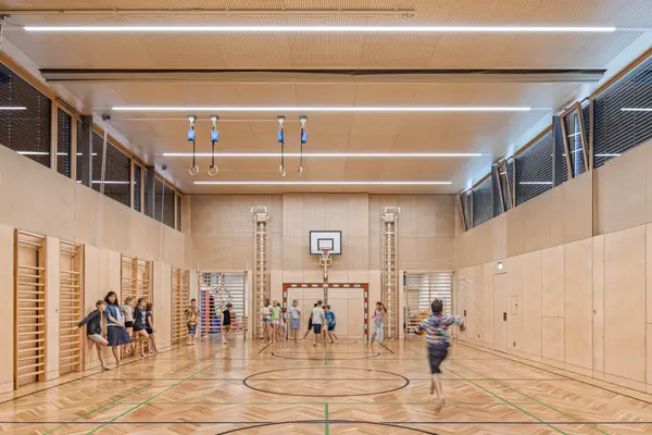École primaire de Weisskirchen, gymnase AT