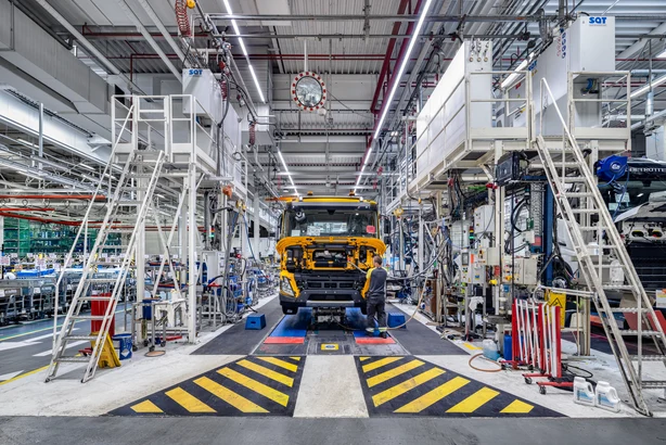 Die Volvo Fabrik in Ghent mit einem LKW auf dem Produktionsband. Beleuchtet von Zumtobel Leuchten.