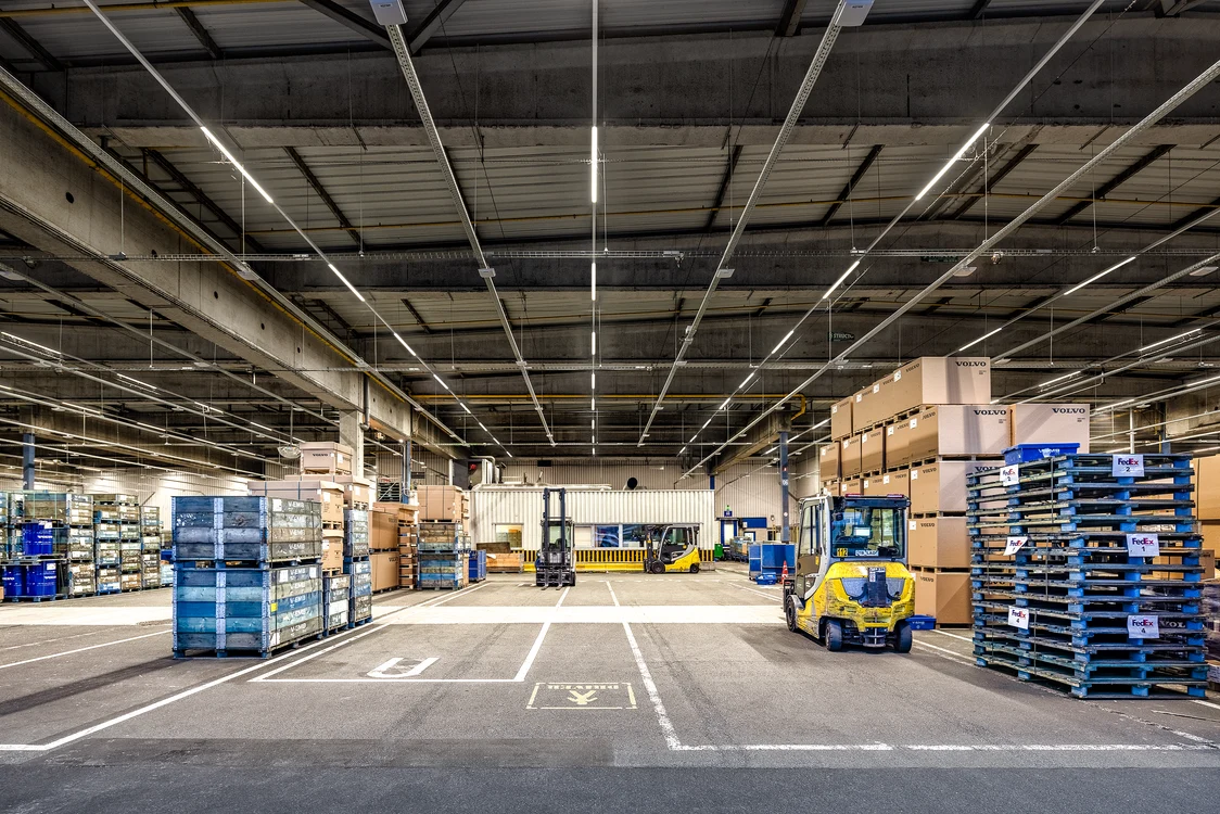 The ZX2 lighting system in a Volvo Group warehouse. The lighting system creates a pleasant working atmosphere even in large industrial facilities like this. 