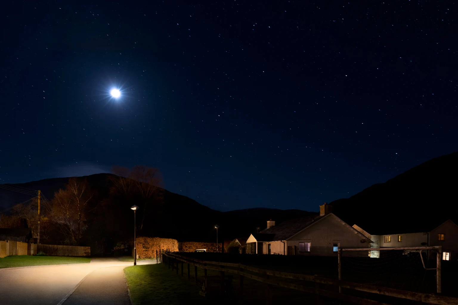 Een afbeelding waarop de sterren 's nachts duidelijk zichtbaar zijn, wat aantoont hoe belangrijk het is om de donkere hemel te beschermen tegen hemelgloed en kunstlicht