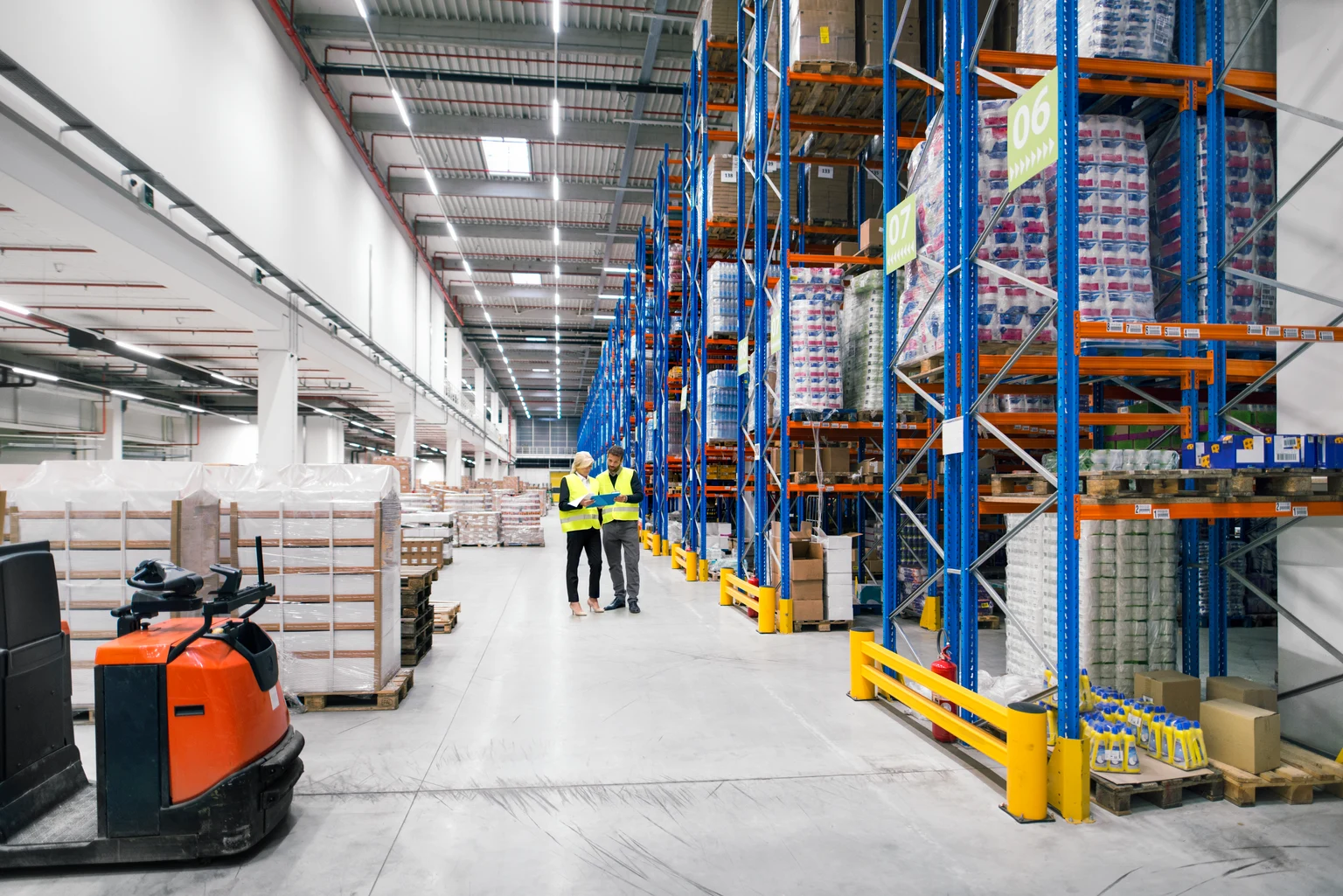 een logistieke ruimte voor productie met mensen die een iPad gebruiken