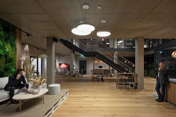 Ein offenes modernes Büro der Firma Hartung in Muenster beleuchtet von Zumtobel. 