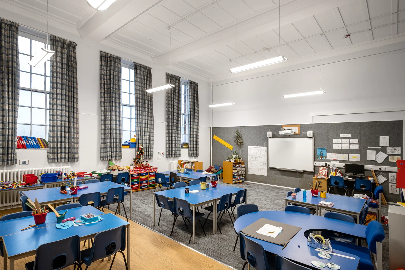 Een helder klaslokaal op de Broughton Primary School met college-armaturen