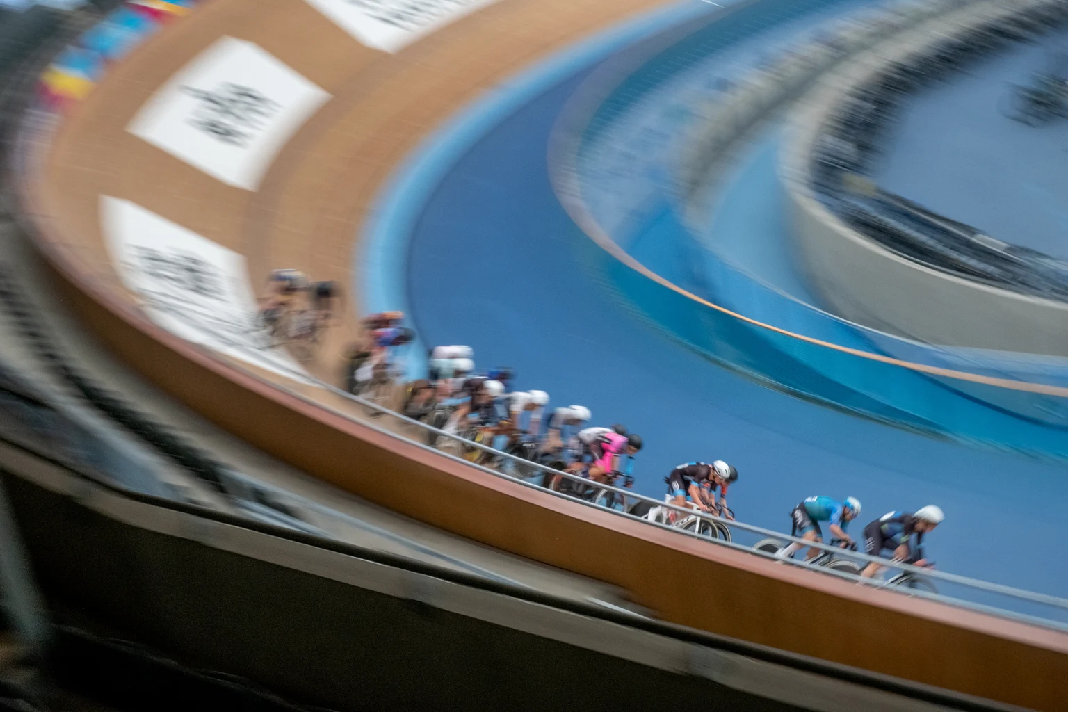 Velodromo di Lee Valley con corridori in pista che affrontano una curva stretta